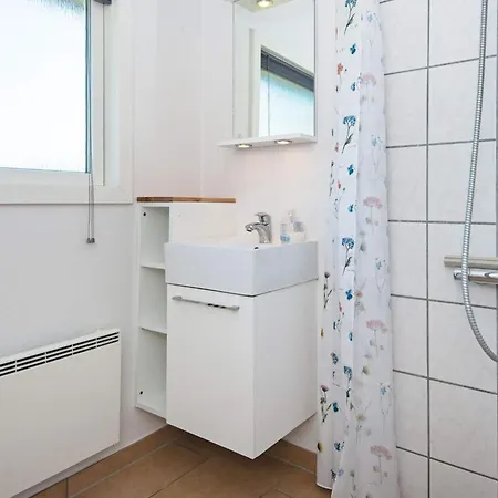 4 Person In Hemmet-by Traum