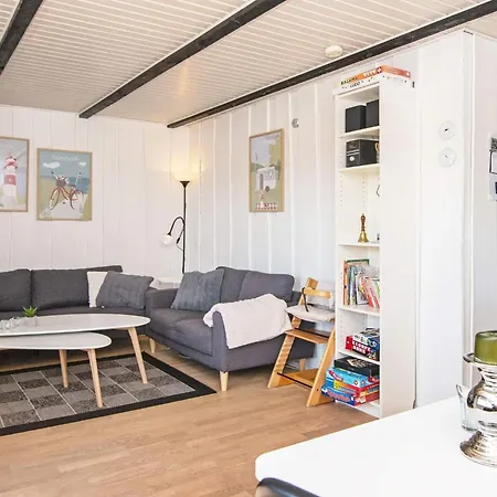 4 Person In Hemmet-by Traum * Hemmet